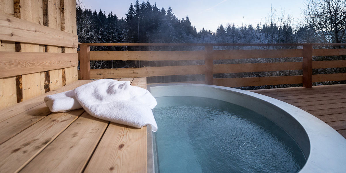 Privates Whirlpool für Ihren Romantikurlaub in den Forstgut Chalets Privates Whirlpool für Ihren Romantikurlaub in den Forstgut Chalets