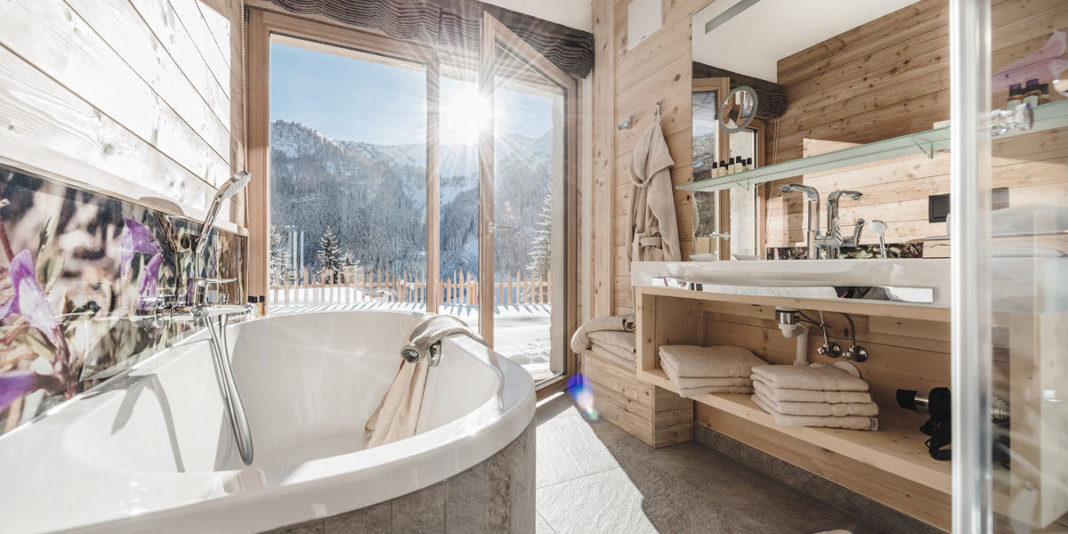 In den rosuites erwartet Sie ein Badezimmer mit Ausblick auf die Tiroler Bergwelt In den rosuites erwartet Sie ein Badezimmer mit Ausblick auf die Tiroler Bergwelt