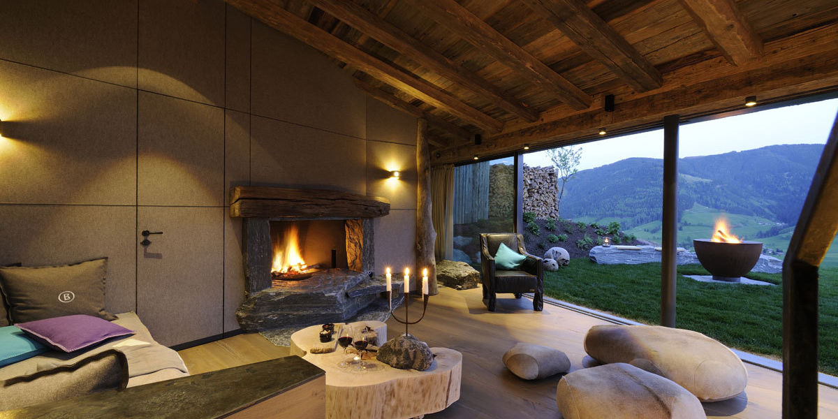 Die Panoramafenster im Wohnbereich ermöglichen einen atemberaubenden Ausblick- Hüttenurlaub der Extraklasse