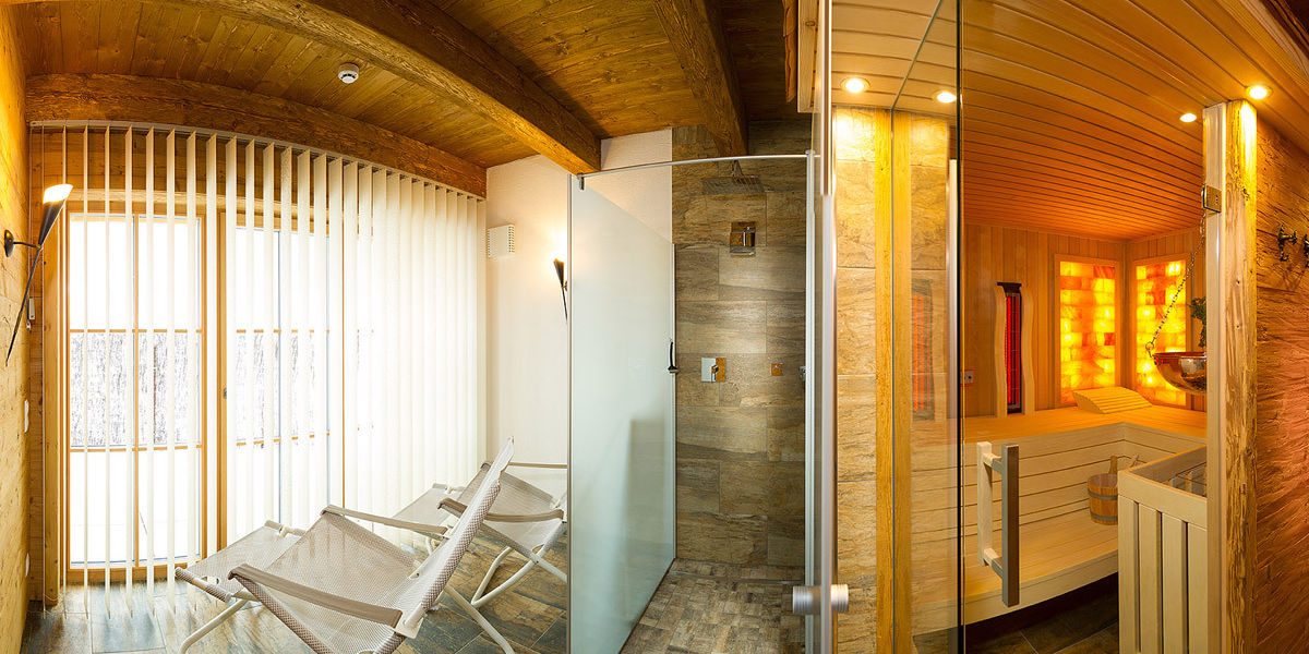 Ruheraum mit Relaxliegen und Zugang zur Terrasse- Chalets Lehenriedl Ruheraum mit Relaxliegen und Zugang zur Terrasse- Chalets Lehenriedl