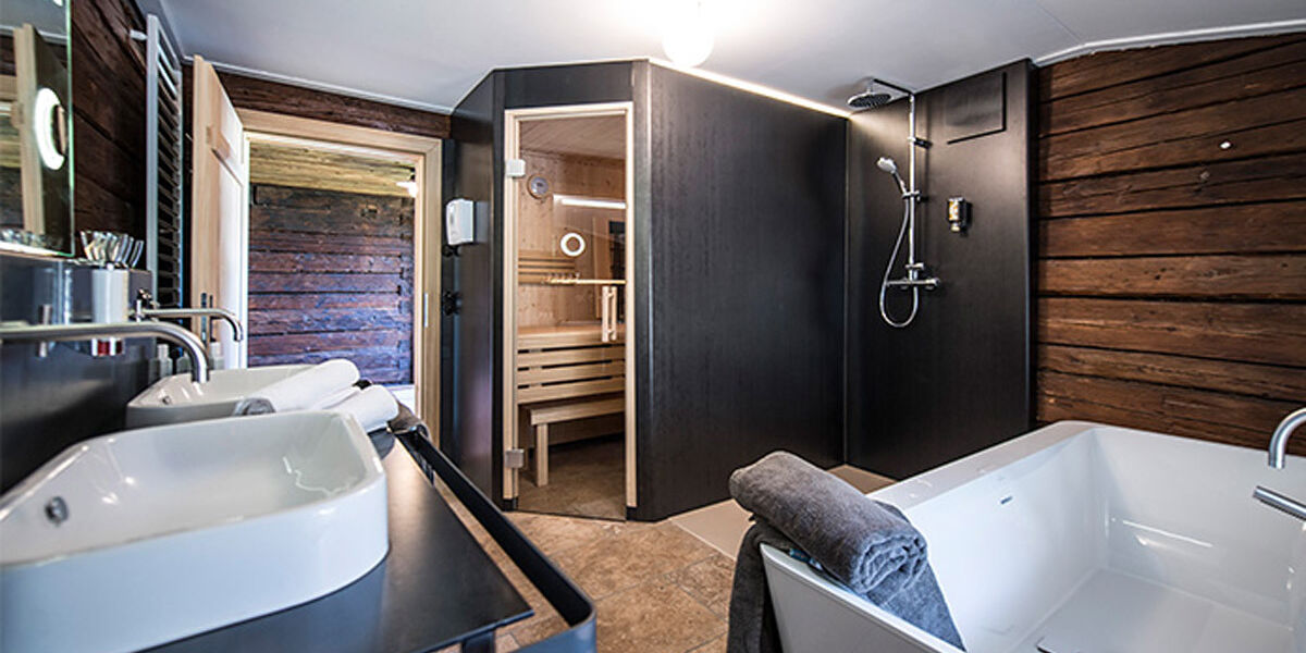 Wellness und Erholung im Bauernhaus- Badezimmer mit freistehender Badewanne und Kombi-Sauna Wellness und Erholung im Bauernhaus- Badezimmer mit freistehender Badewanne und Kombi-Sauna